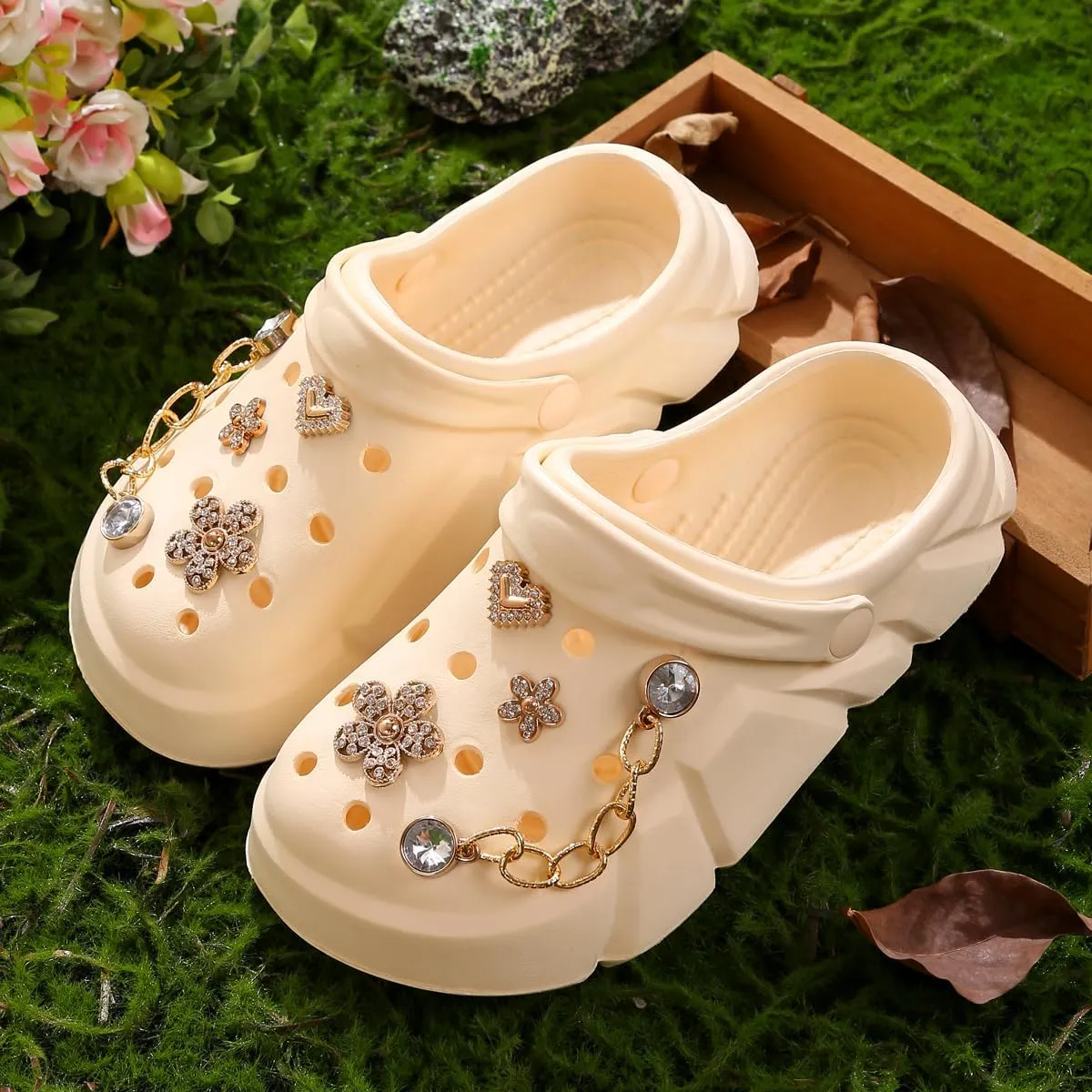 Cute Butterfly-Themed Lightweight Girls' Clogs, Platform Soft Sole Closed Toe EVA Home Garden Clog Shoes, Two-Way Wear Breathable Beach Clogs, Trendy Non-Slip Slip-On Sandals for Outdoor Indoor