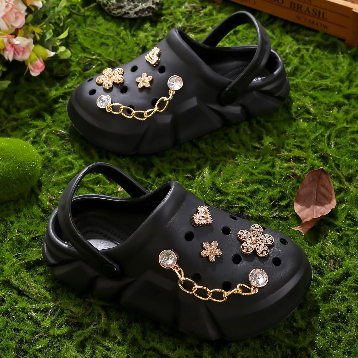 Cute Butterfly-Themed Lightweight Girls' Clogs, Platform Soft Sole Closed Toe EVA Home Garden Clog Shoes, Two-Way Wear Breathable Beach Clogs, Trendy Non-Slip Slip-On Sandals for Outdoor Indoor