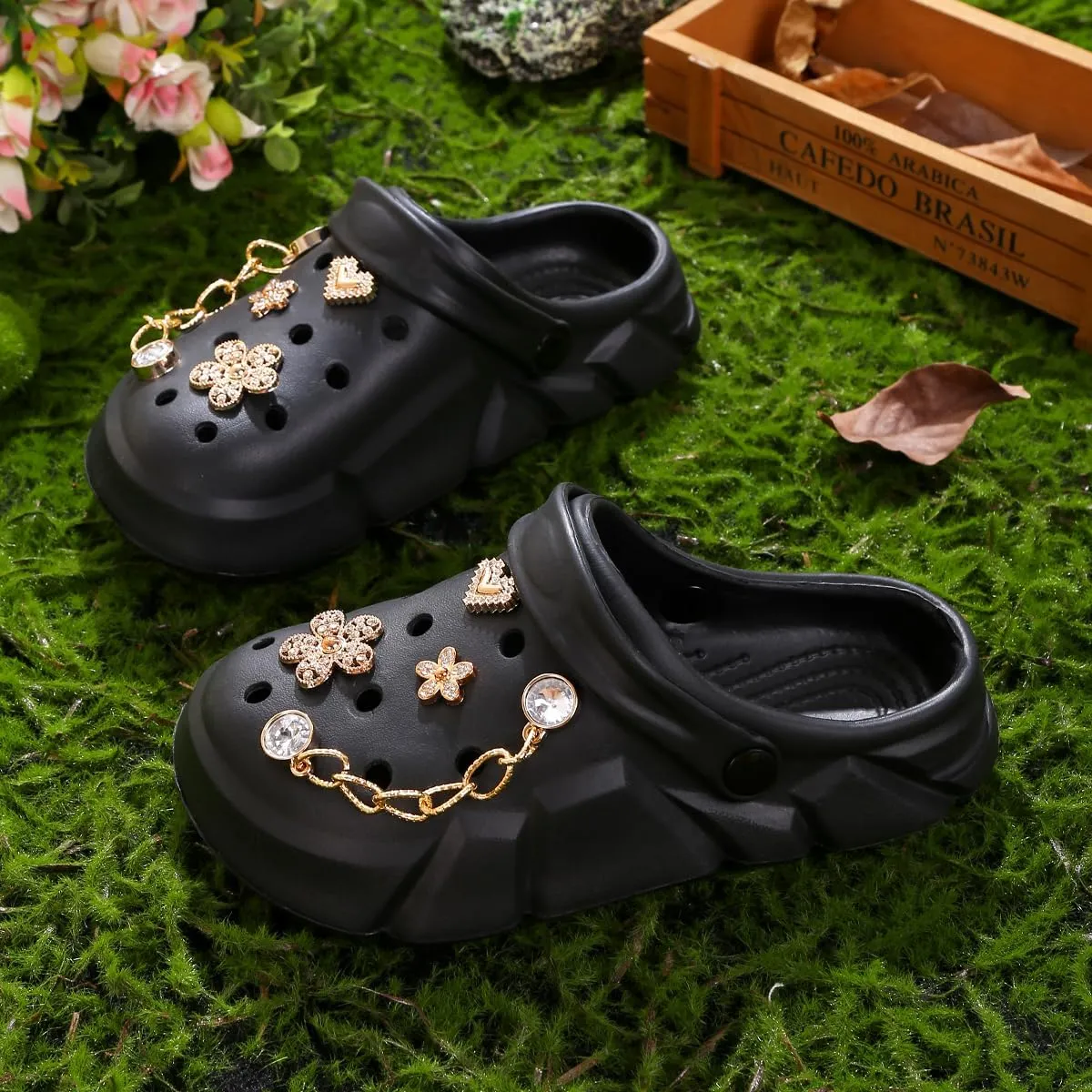 Cute Butterfly-Themed Lightweight Girls' Clogs, Platform Soft Sole Closed Toe EVA Home Garden Clog Shoes, Two-Way Wear Breathable Beach Clogs, Trendy Non-Slip Slip-On Sandals for Outdoor Indoor