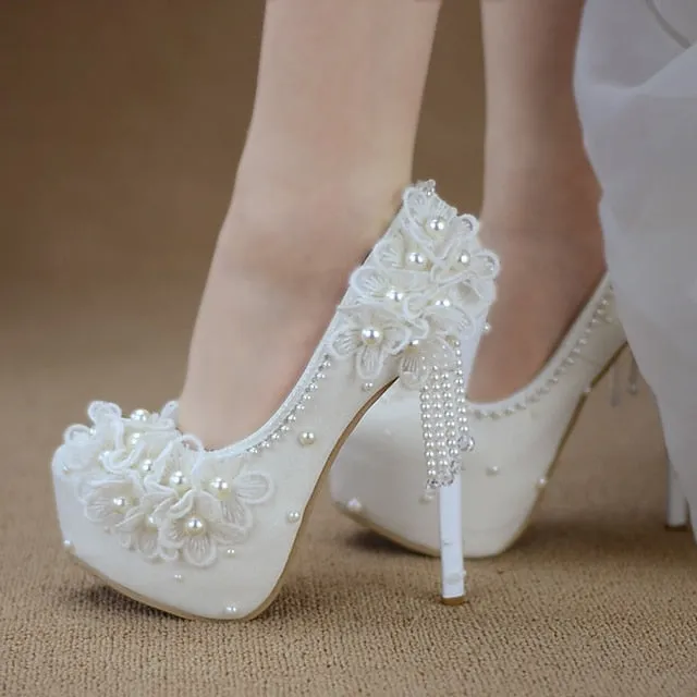 Elegant Vintage Pointed-Toe Wedding Pumps with Pearl Lace and Tassel Accents