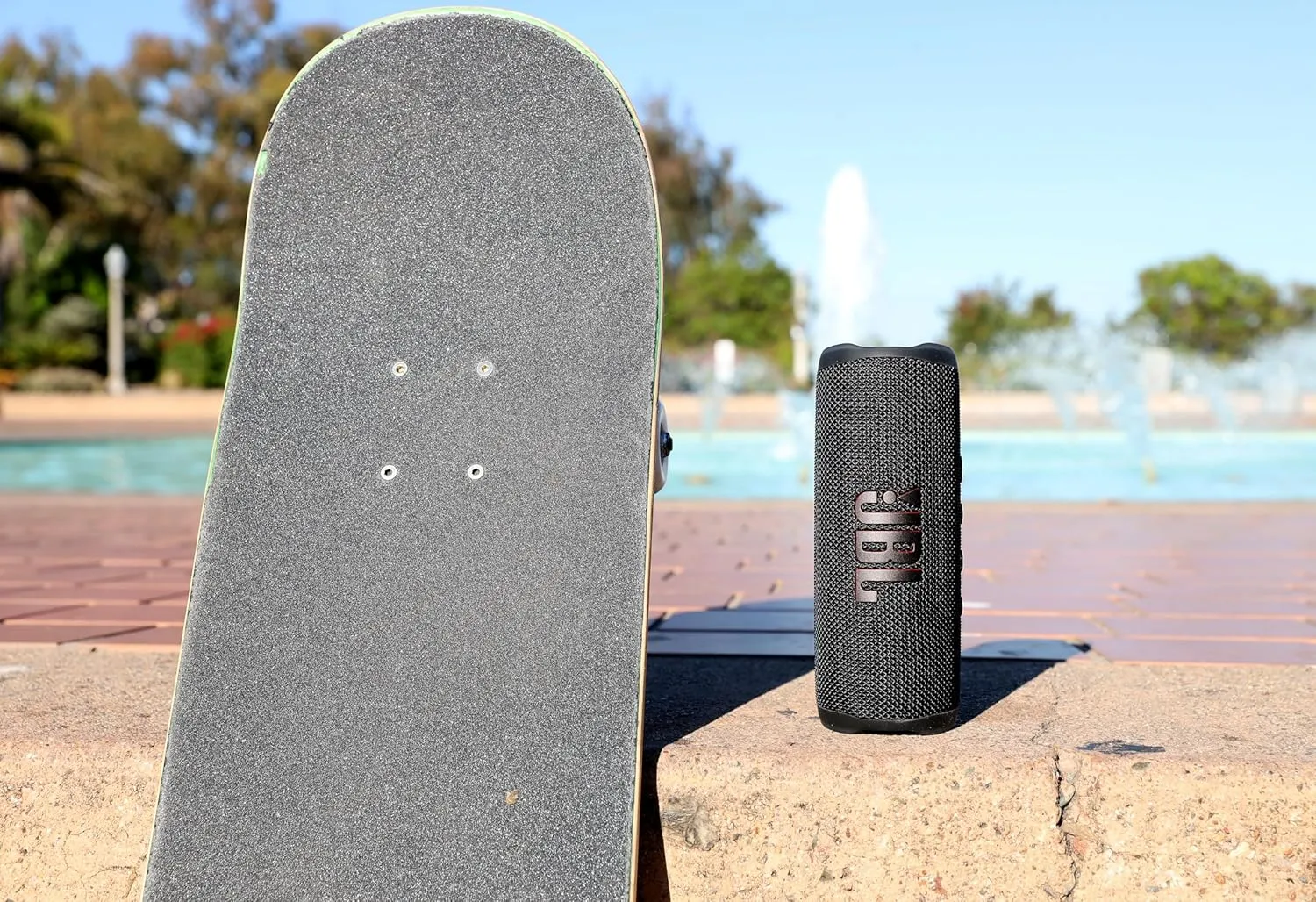 JBL Flip 6 - Portable Bluetooth Speaker, powerful sound and deep bass, IPX7 waterproof, 12 hours of playtime, JBL PartyBoost for multiple speaker pairing for home, outdoor and travel (White)