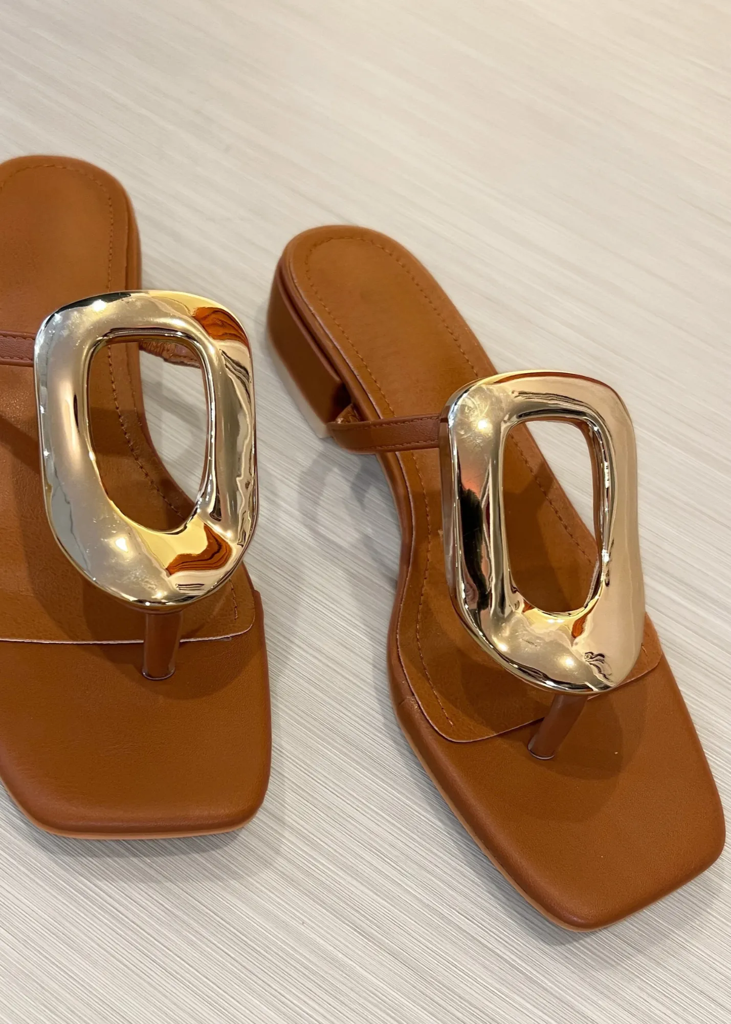 Laken Sandal